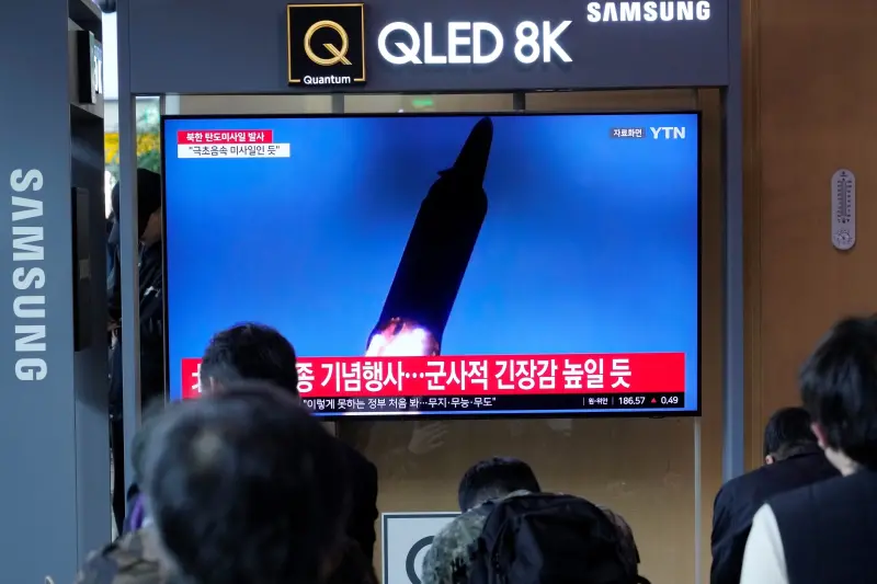 ▲北韓今天疑似朝東部外海發射一枚中程彈道飛彈。（圖／美聯社／達志影像）