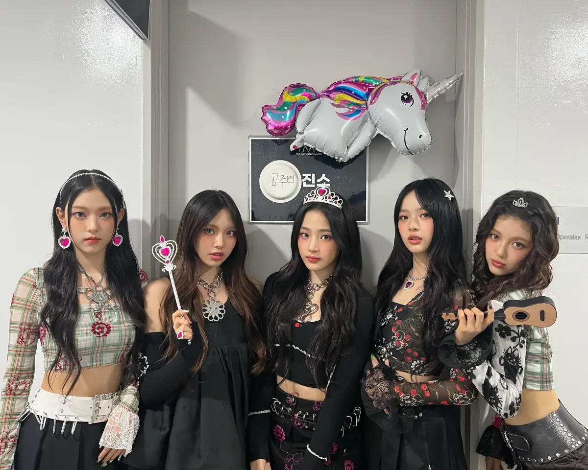 ▲南韓女團NewJeans來台拍攝MV本是一樁好事，卻因周邊工作人員、粉絲的行為，惹上不必要的麻煩。（圖／NewJeans X）