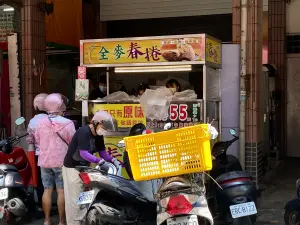 ▲來到南台灣，看到販售春捲的攤位別懷疑，他賣的其實也就是潤餅。（圖／記者葉盛耀攝）
