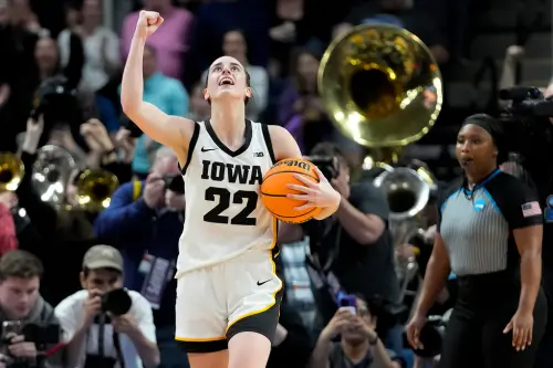 ▲NCAA「女版Curry」Caitlin Clark帶領愛荷華甜蜜復仇LSU,狂飆9顆三分球砍41分。(圖/美聯社/達志影像) ▲NCAA「女版Curry」Caitlin Clark帶領愛荷華甜蜜復仇LSU,狂飆9顆三分球砍41分。(圖/美聯社/達志影像)