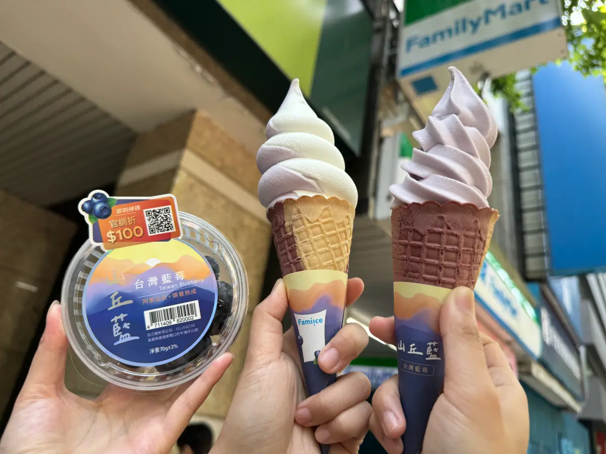 ▲全家今起至4月21日限定，購買現擠霜淇淋第二支10元，原價49元、特價30元。（圖／記者鍾怡婷攝）