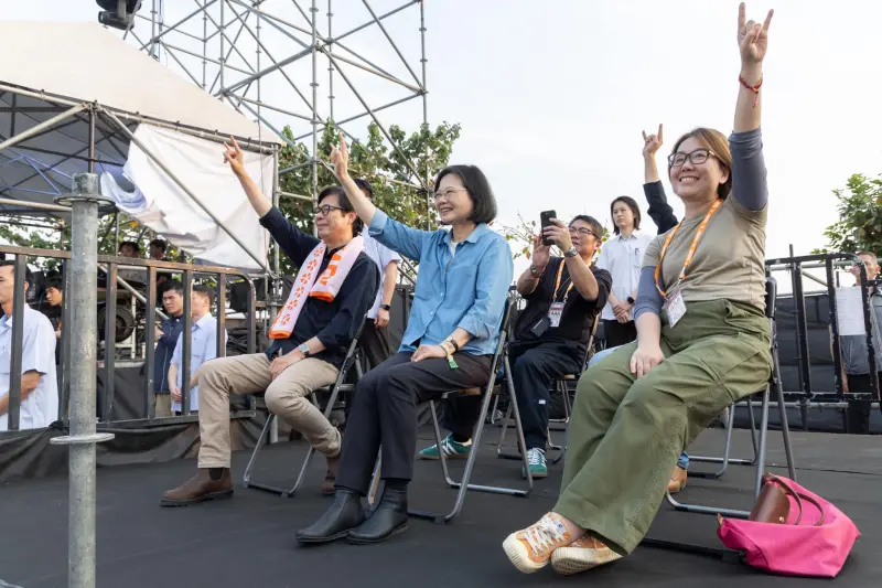 ▲蔡英文出席大港開唱，嗨比「惡魔之角」手勢。（圖／翻攝蔡英文臉書）