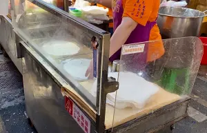 鄭潤餅會現場製作麵皮。(圖/翻攝Google評論) ▲鄭潤餅會現場製作麵皮。(圖/翻攝Google評論)