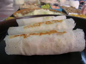 金得春捲包捲完後,會在鐵板上再烙過是其特色。(圖/取自金得春捲臉書) ▲金得春捲包捲完後,會在鐵板上再烙過是其特色。(圖/取自金得春捲臉書)