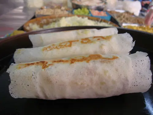 ▲立春建議日常飲食中多加入綠色蔬菜，幫助代謝順暢，例如蔥、薑、蒜、薄荷、九層塔等香草類食材，也可包入春捲食用，俗稱「咬春」。（示意圖／取自金得春捲臉書）