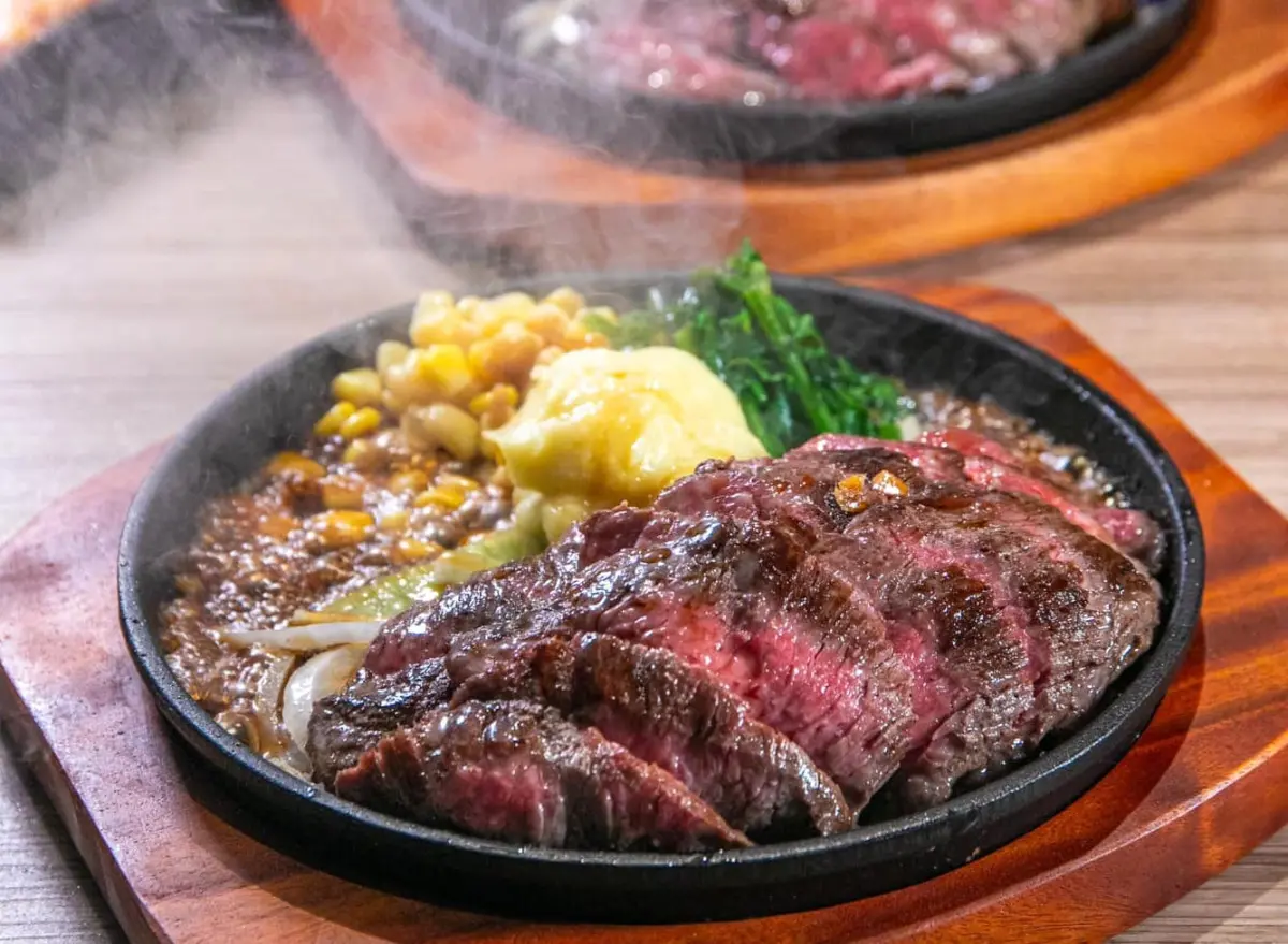 ▲兒童節檔期多家業者推出歲小孩免費的活動，鬥牛士高雄五福店就將招待5-12歲小朋友吃牛排。（圖／翻攝鬥牛士牛排食堂臉書）