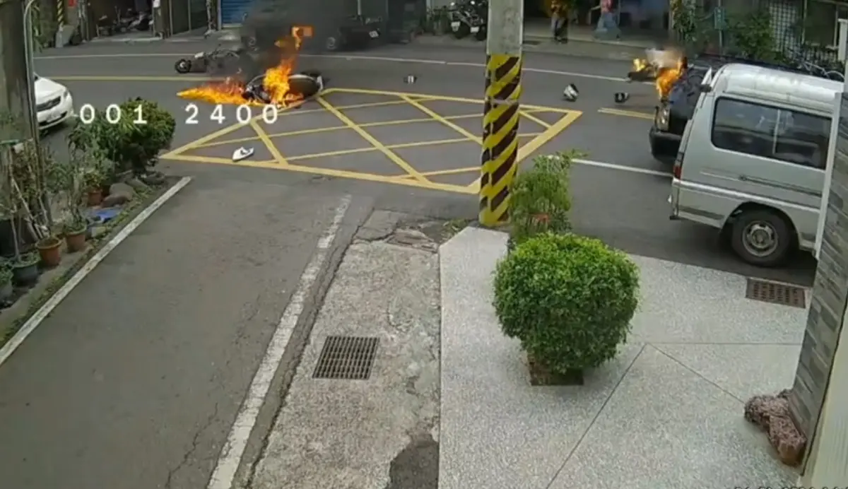▲事故發生後一部機車疑因漏油起火，導致鄧姓騎士遭火吻。（圖／翻攝記者爆料網）