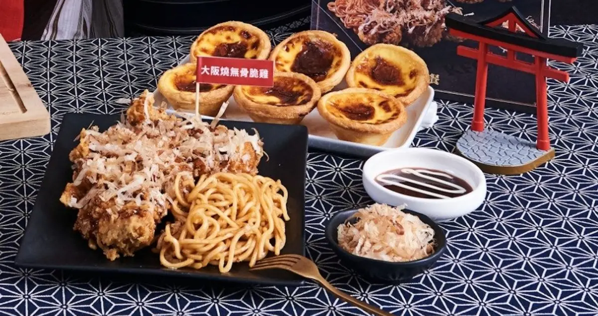 ▲肯德基「金黃比司吉」再度回歸，睽違4年的「大阪燒無骨脆雞」還創新升級「日式炒麵＋炸雞」，連同麥當勞「焦糖冰奶茶、板烤雞腿堡、照燒豬肉堡​​​​​​​」，及「捲捲薯」一次盤點。（圖／肯德基提供）