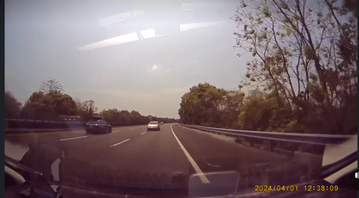 ▲日前有民眾行經國道3號南下古坑交流道段時，突然發現竟有一部轎車沿路逆向行駛。（圖／翻攝畫面）