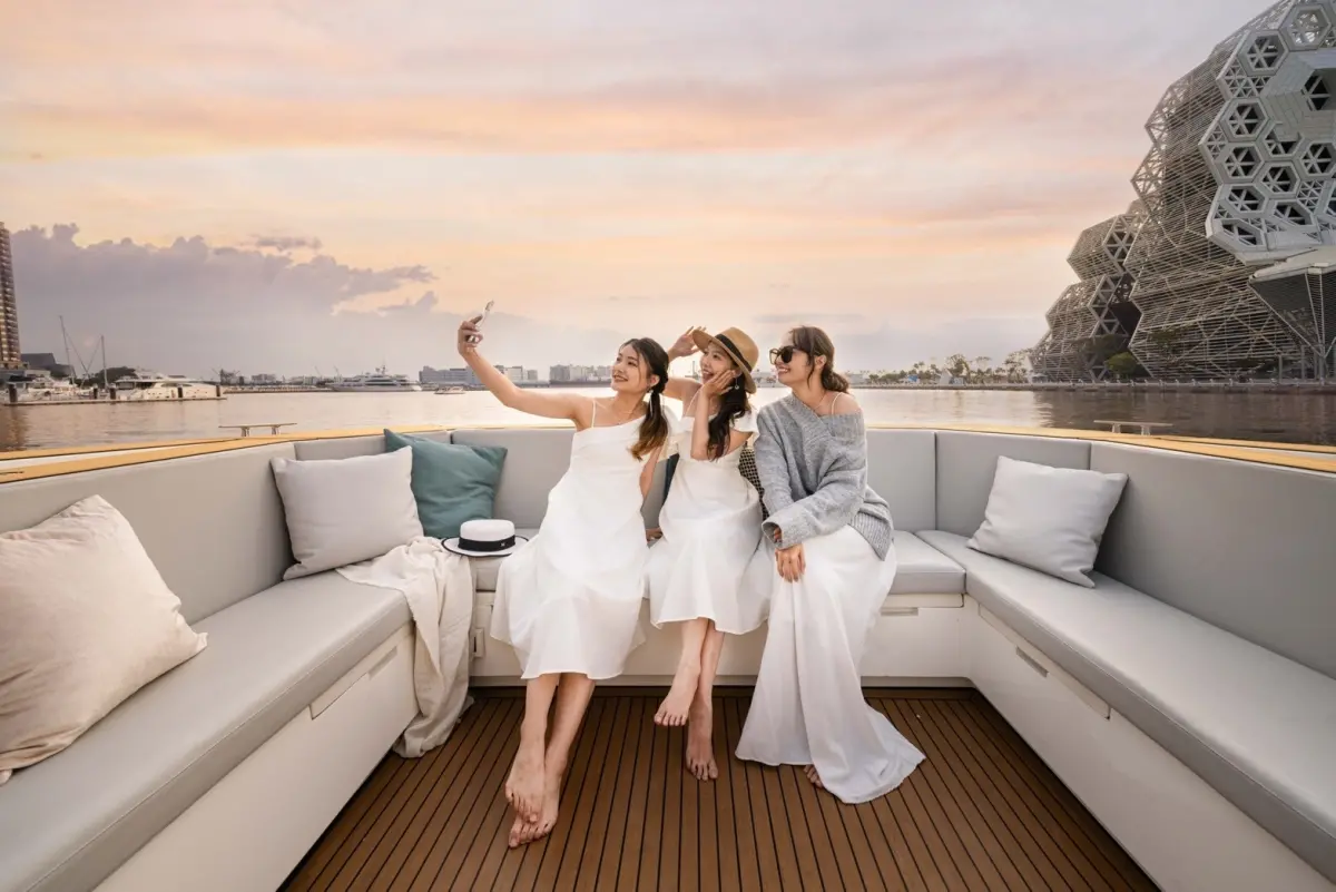 ▲高雄承億酒店目前為全台唯一擁有私家遊艇的五星級酒店，正式宣布隆重推出「一帶一路，奢華與浪漫不只在陸上」計畫，住房將可享有每趟遊艇航程時間約50分鐘，平日價格每晚6,999元起。（圖／承億酒店提供）