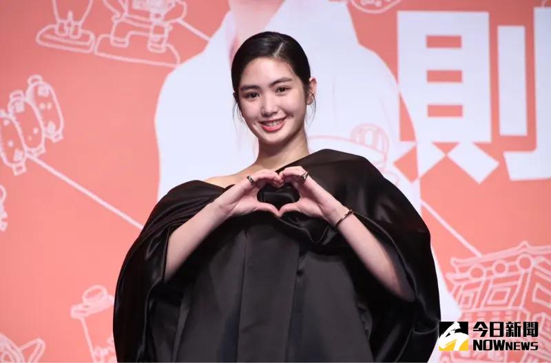 ▲雷嘉汭劇中帶江口德子放天燈。(圖/記者陳明中攝)