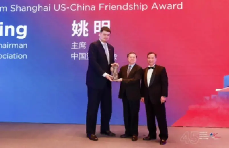 ▲姚明傳出可能被中國當局扣押，但是在推特上依舊有他出席記者會的照片。（圖／取自推特）