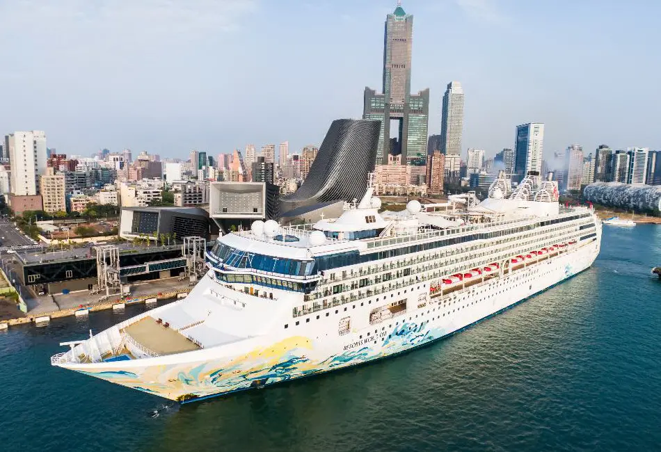 ▲名勝世界郵輪公司所屬名勝世界壹號郵輪泊靠高雄港旅運中心的情形。（圖／台灣港務公司提供）