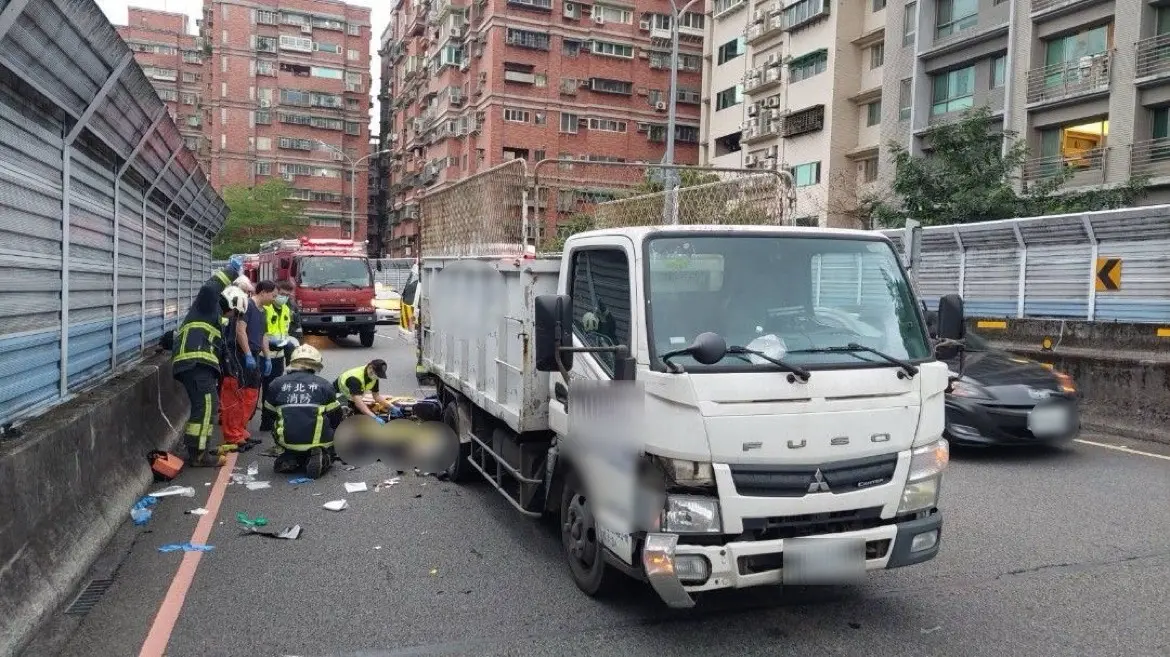 ▲資源回收車遭機車發生碰撞，導致騎車的無照少年及乘客宣告不治。（圖／翻攝畫面）