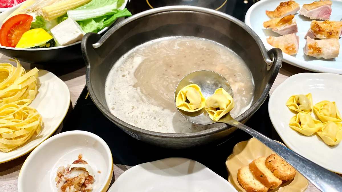 ▲雞湯大叔變身歐陸餐酒館，推出雞湯BISTRO「松露野菇湯」，用火鍋煮培根醬義大利麵，好吃又好玩。王品挑戰火鍋信仰，聚、和牛涮、嚮辣、尬鍋推出「芋頭吃到飽」搭配「芋仙芋食」霜淇淋。（圖／記者蕭涵云攝）