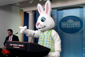 白宮慶復活節！4萬民眾樂「滾彩蛋」　巨大白兔亂入新聞簡報室
