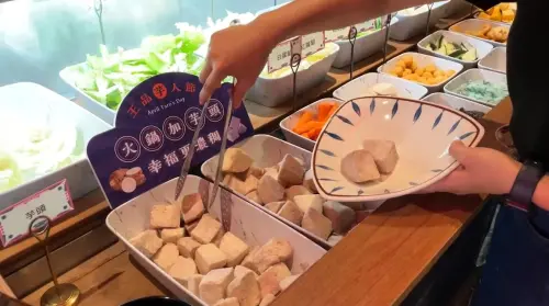 雞湯大叔開賣「松露野菇湯」!把火鍋煮成義大利麵 變身餐酒館 ▲王品聚、和牛涮、嚮辣、尬鍋4大火鍋芋人節,芋頭吃到飽只到4月5日。(圖/記者蕭涵云攝)