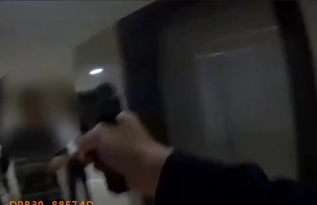 ▲見鄭男手持槍械，警員立刻也掏槍警戒。（圖／翻攝畫面）