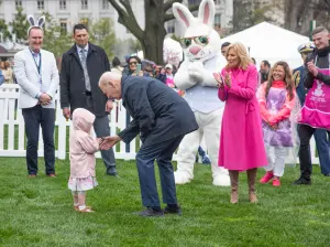 ▲美國總統拜登參加復活節滾彩蛋活動，他在草坪上安慰一個大哭的小女孩，並陪著小女孩玩了一會兒的滾蛋遊戲。（圖／美聯社／達志影像）