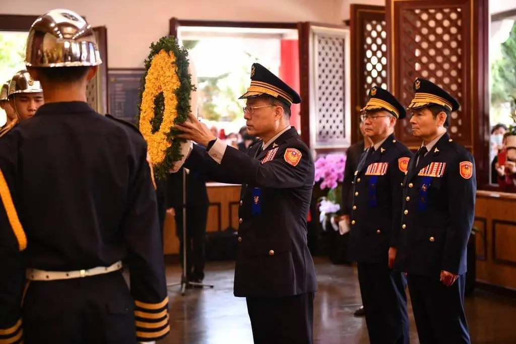 ▲警政署今天於警察公墓舉行春祭典禮，署長黃明昭率員主祭追悼警察英靈。（圖／翻攝畫面）