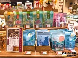 「和春堂」進駐台中大遠百 食品化商品翻轉中藥傳統印象 ▲百年老店「和春堂」經過轉型,將中藥食品化後,食用更方便,包裝也年輕化了,在超市及超商都能輕鬆買到。(圖/記者金武鳳攝,2024.4.2)