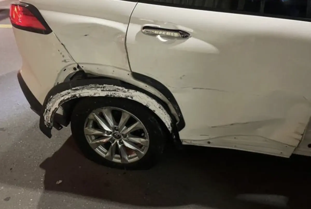 ▲汐止員警晚間執行巡邏勤務到轄內茄苳路、茄興路口，針對一輛小客車進行盤查時，車內駕駛不服拒查，更當街衝撞警車逃逸，警方立即鳴笛追車上演警匪追逐（圖／翻攝畫面）