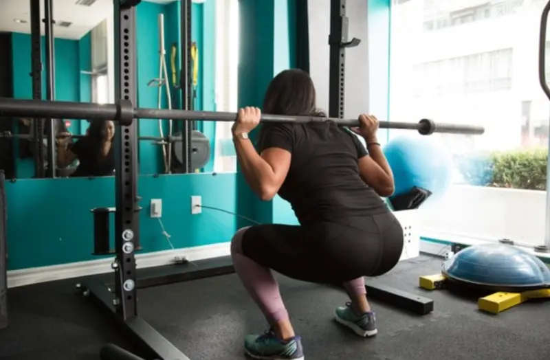 ▲現在大樓公設比超高，有些建案會規劃健身房、游泳池等，不過房產專家何世昌指出，冷藏及冷凍包裏室、垃圾冷藏室最需要，吸引不少屋主認同。（示意圖／Unsplash）