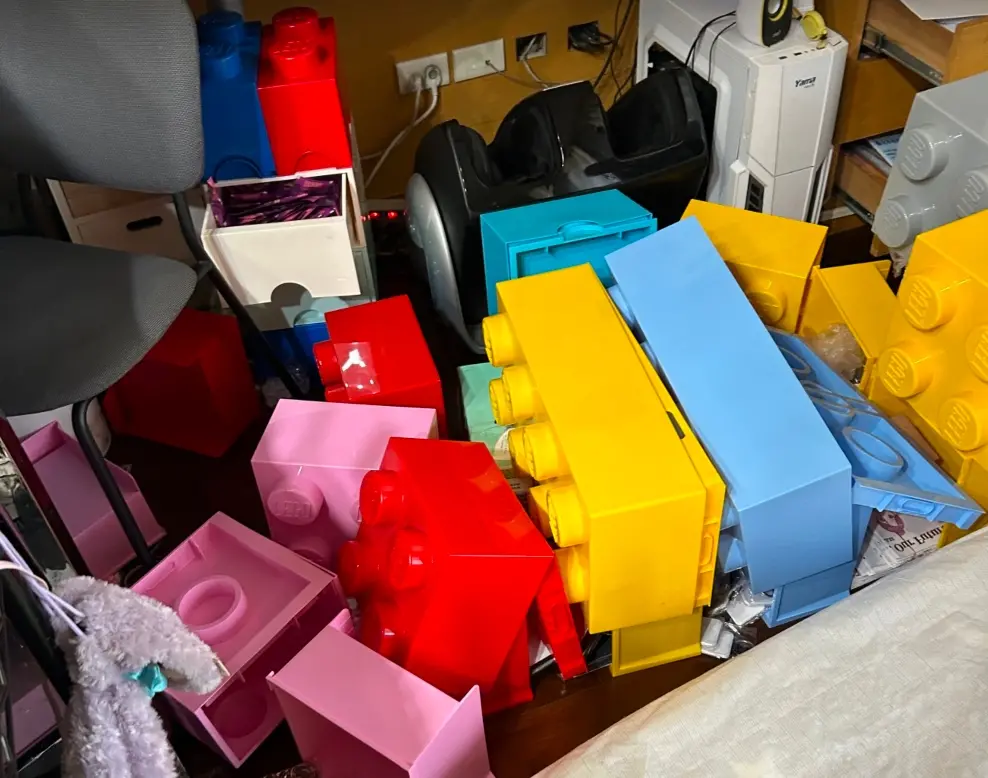 ▲早上連續兩起強震，台北信義區住家櫃子全部倒地。（圖/讀者提供）