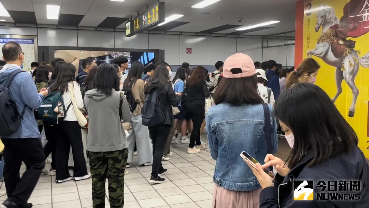 ▲台北捷運民權西路站往象山站方向，今（25）日傍晚5時許傳出疑似有民眾翻過月台跳入軌道。（圖／Nownews資料照）