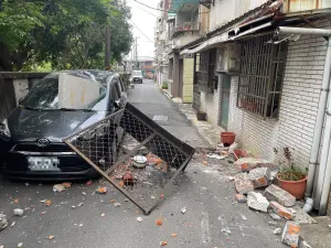 7.2強震襲擊全台！淡水民宅牆壁掉落砸爛轎車　汐止磁磚砸傷行人
