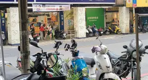 ▲汐止有民眾遭剝落磁磚砸傷頭部。(圖/取自汐止集團) ▲汐止有民眾遭剝落磁磚砸傷頭部。(圖/取自汐止集團)