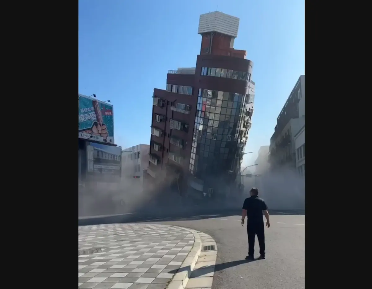 ▲花蓮地震其中一間位在位於中山路與重慶路口，超過10層樓的大樓傾斜，一樓消失不見。（圖／翻攝畫面）