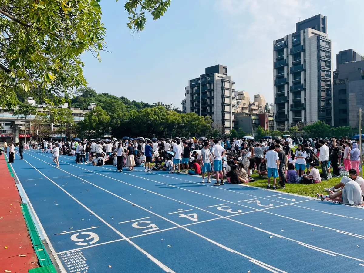 ▲花蓮7.2地震，花蓮宣布停班停課，一早新北市宣布停班停課，台北市則是自主停班課。圖為內湖高中學生疏散畫面。（圖／全中教提供）