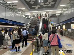北捷 停駛 台北捷運 ▲台北捷運因地震暫停行駛,內部的電扶梯等設備也暫停服務,民眾步行上樓。(圖/記者林志怡攝,2024.04.03)