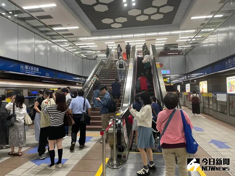 ▲台北捷運因地震暫停行駛，內部的電扶梯等設備也暫停服務，民眾步行上樓。（圖／資料照片）