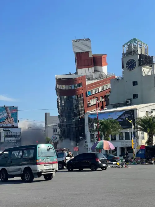 ▲花蓮地震房屋傾斜,目前傷亡不明。(圖/翻攝畫面) ▲花蓮地震房屋傾斜,目前傷亡不明。(圖/翻攝畫面)