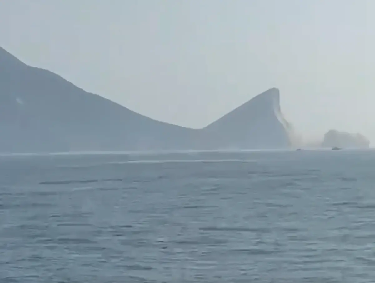 ▲今日早上約7時58分台灣發生規模7.2有感地震，宜蘭知名景點龜山島的龜頭竟也斷了一部分，大量塵土掉落至海中。（圖／翻攝自X）