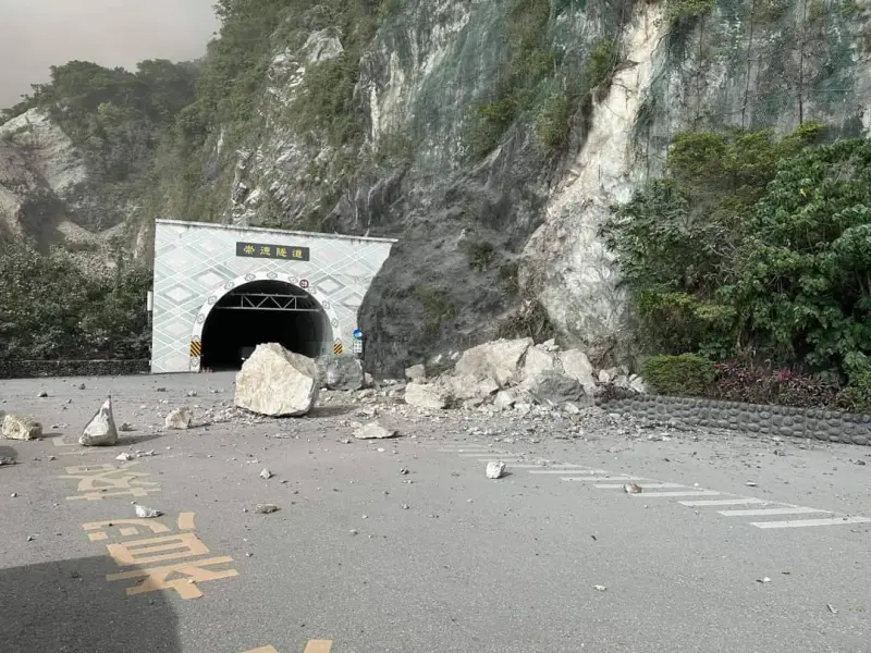 ▲受地震影響，蘇花公路傳出土石崩落，有多部車遭落石砸中。（圖／翻攝畫面）