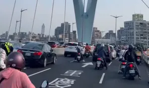 ▲7.2強震威力太驚人!道路上「所有車都在搖」。(圖/翻攝畫面) ▲7.2強震威力太驚人!道路上「所有車都在搖」。(圖/翻攝畫面)