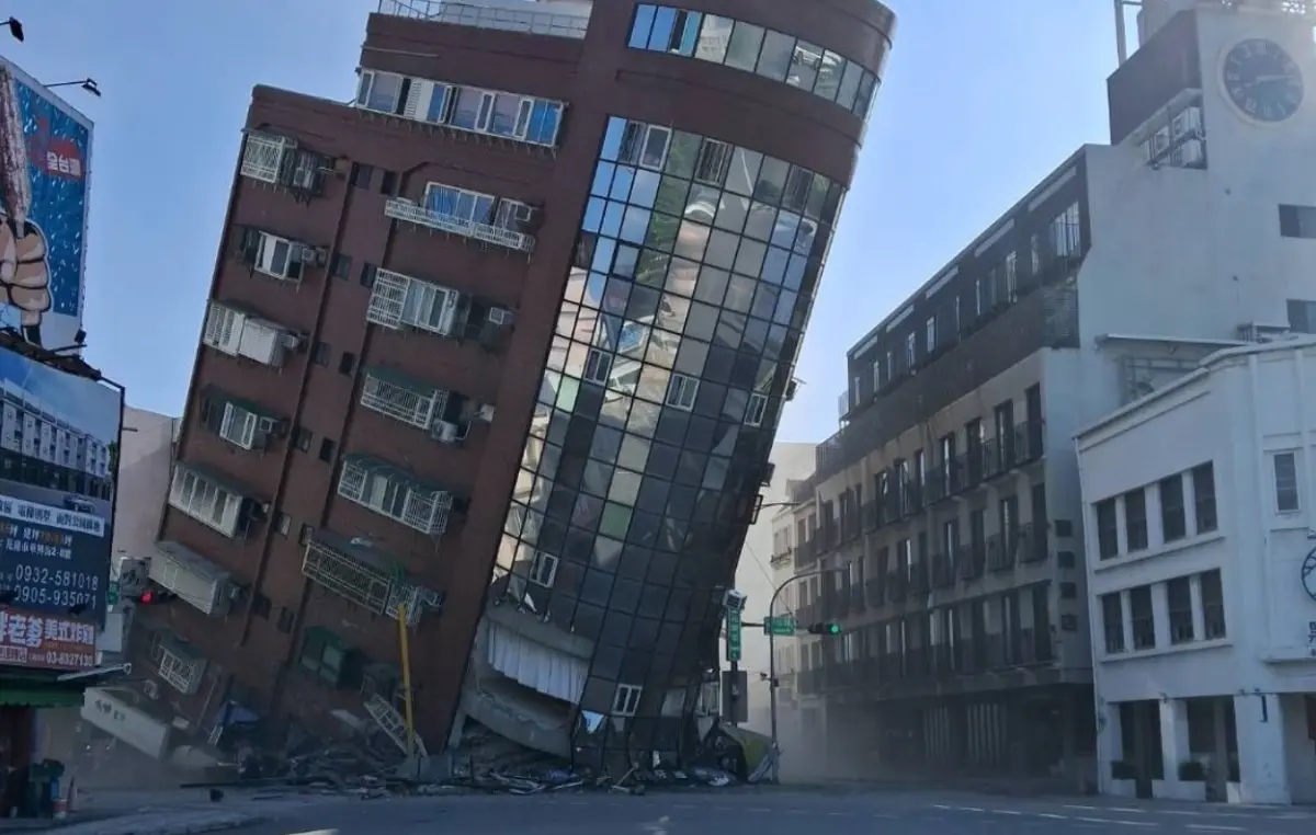 ▲2024年4月3日上午7時58分，在花蓮近海發生芮氏規模7.2強震，已傳出有民宅傾斜坍塌，中央氣象署統計，這起地震是921大地震以來，台灣發生規模最大的地震。（圖／翻攝X）