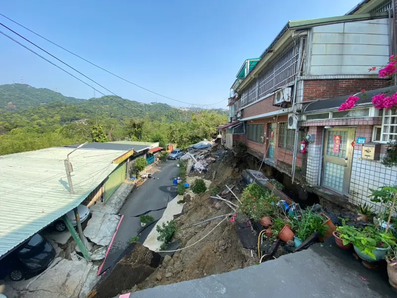 ▲新店區安泰路60巷90弄28號至40號，現場發生地基掏空7間房屋下陷。（圖／翻攝畫面）