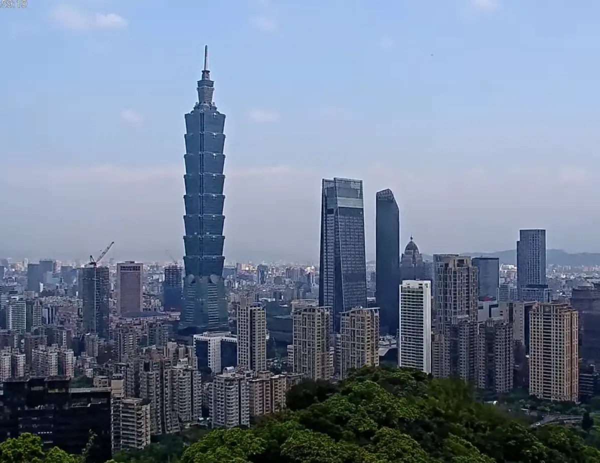 ▲今日早上7時58分花蓮發生7.2強震，搖晃程度明顯且全台有感，監視器記錄到，強震來襲時台北市信義區的景象。（圖／翻攝自YT「Taipei Travel Live Cam 台北觀光即時影像」）