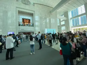 ▲台北101 19樓以上電梯停駛，大批上班族待在大廳中等待畫面曝光。（圖／民眾提供）