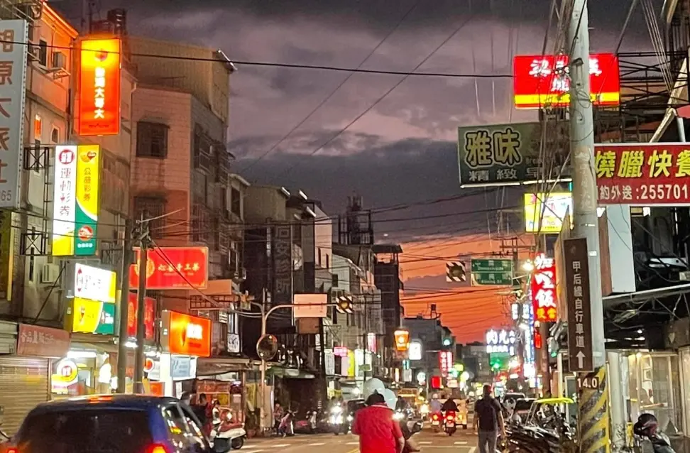 ▲有網友在花蓮大地震前一晚拍到天空奇怪的色調，結果有人表示「很漂亮，但跟921地震前夕一樣，要小心」，沒想到今天早上花蓮發生規模7.2強震。（圖/路上觀察學院）