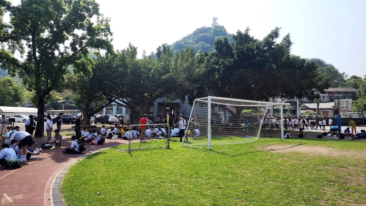 ▲北市民族實中停課一天，家長接回小朋友。（圖／教育局提供）