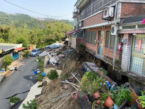 ▲新店區安泰路60巷90弄28號至40號，現場發生地基掏空7間房屋下陷。（圖／翻攝畫面）