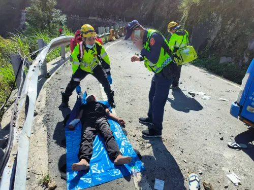 ▲地震造成中橫便道落石不斷，一部車輛被砸中駕駛輕傷，等待道路搶通後送醫。（圖／谷關工務段提供，2024.04.03）