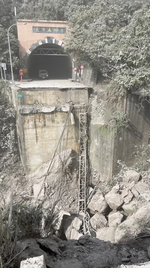 蘇花公路大清水隧道路基消失,台11線35.5坍方。(圖/取自宜花東災害通報臉書粉專) ▲蘇花公路大清水隧道路基消失,台11線35.5坍方。(圖/取自宜花東災害通報臉書粉專)