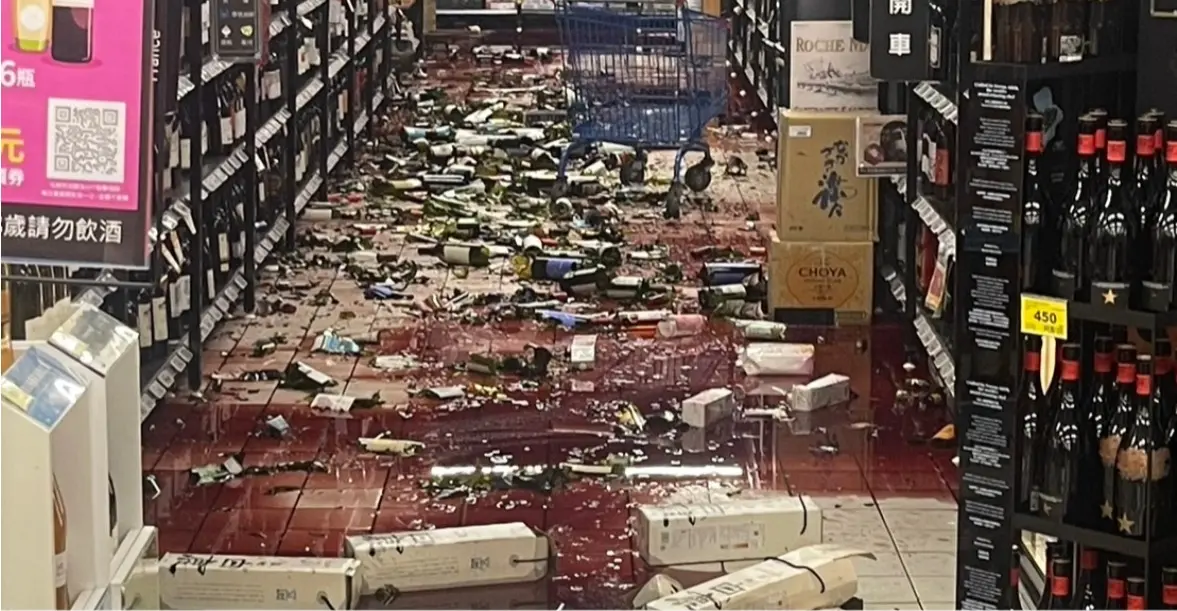 ▲新店家樂福酒類專區實況，只見「血流成河」。（圖／讀者提供）