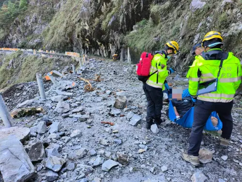 貨車駕駛被砸頭!12車19人受困 中橫便道多處落石暫不開放通行 ▲因道路中斷,救難人員冒險徒步將傷者抬出落石路段。(圖/谷關工務段提供,2024.04.03)